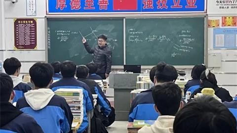 【奋战100天･师生齐向前】电动车载爱出发 暖心教师获赞——记迁西职教中心李佳坤老师